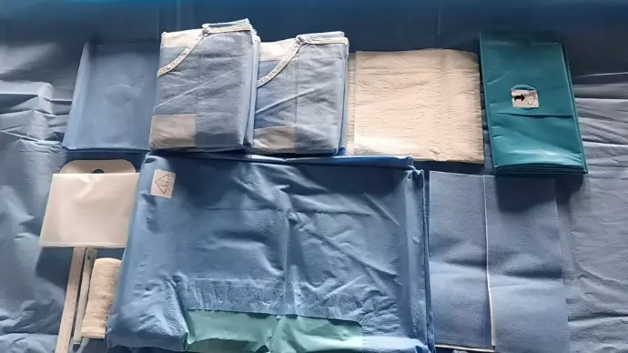 Paquete quirúrgico desechable para artroscopia de rodilla que muestra campos estériles y componentes utilizados en kits de campos quirúrgicos